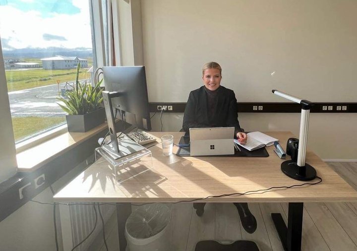 Áslaug Arna á skrifstofu í húsnæði Rastar á Hellissandi þar sem í fyrra var opnað samvinnurými.