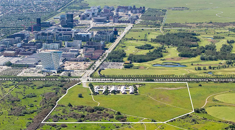 Byggingasvæðið umdeilda afmarkað með hvítum línum. Bella Sky hótelið til vinstri og tónleikahöllin Royal Arena fjær.