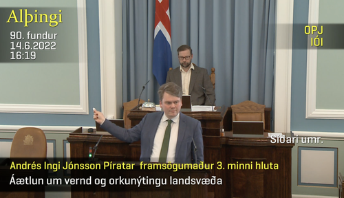 Andrés Ingi Jónsson leggur áherslu á orð sín í ræðustóli í gær. Mynd: Alþingi/skjáskot