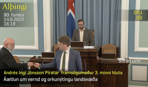 Andrés Ingi tekur við barmmerki með mynd af fossinum Dynk. Mynd: Alþingi/skjáskot