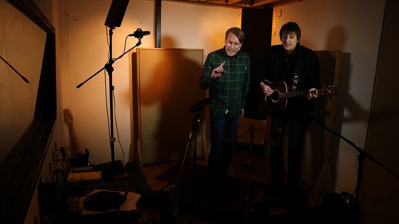 Eiki ásamt útvarpsmanninum Andra Frey Viðarssyni í miklu stuði.  Mynd: Aðsend