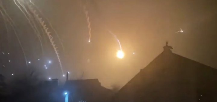 Sprengjuregn yfir úthverfi Kænugarðs.