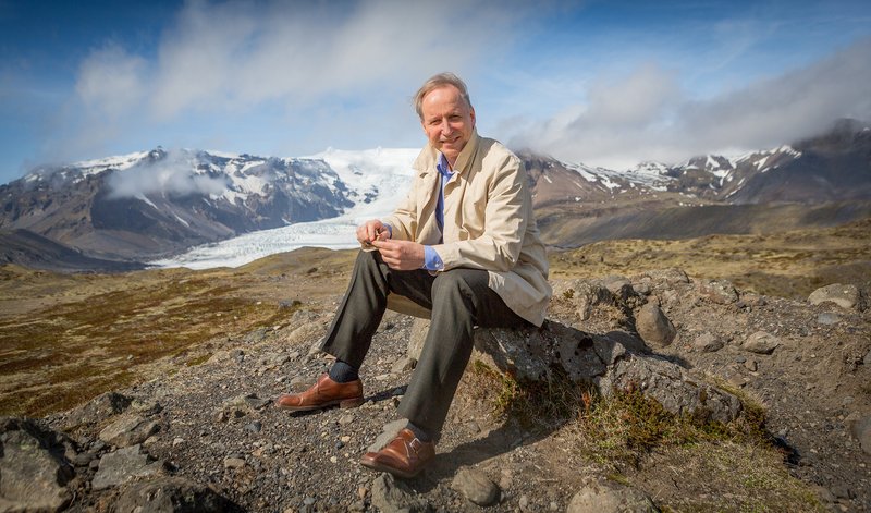 Ari Trausti Guðmundsson er helst þekktur fyrir dagskrárgerð í sjónvarpi um náttúruvísindi.