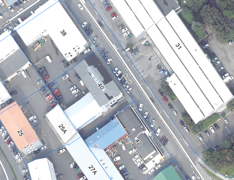 Loftmynd af Ármúla. Eins og sést eru stæðin fyrir framan Ármúla 38, 40 og 42 utan lóðarmarka og standa því á landi Reykjavíkurborgar. Hinum megin við götuna eru stæði í götumyndinni innan lóða. Skjáskot úr borgarvefsjá.