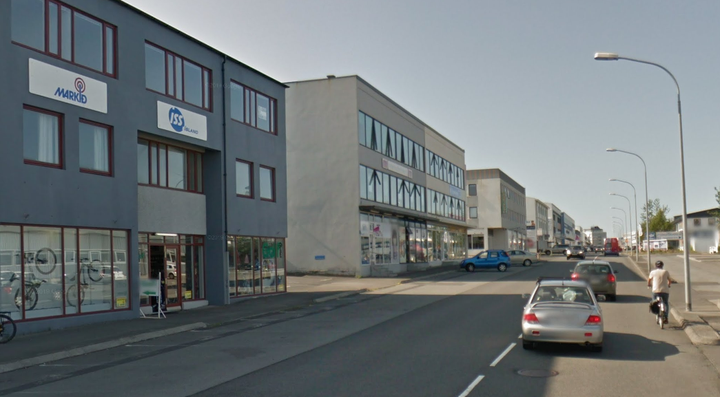 Úr Ármúla. Öll stæði framan við húsin sem standa hér á vinstri hönd eru á borgarlandi og því er ekki heimilt að merkja þau sérstaklega sem einkastæði fyrir viðskiptavini verslana.