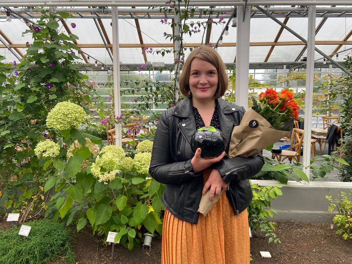 Arnhildur Hálfdánardóttir fékk fjölmiðlaverðlaun umhverfis- og auðlindaráðuneytisins í fyrra fyrir þáttaröðina Loftslagsþerapían. Hún er þar með síðasti handhafi þeirra verðlauna.