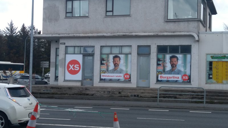 Helstu kosningaloforð borgarstjóra voru veggfóðruð um allan bæ.