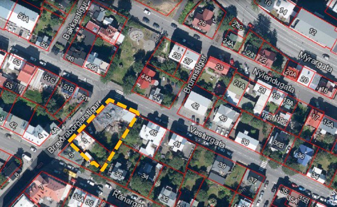 Lóðir númer 1 og 3 við Bræðraborgarstíg markaðar gulri útlínu.