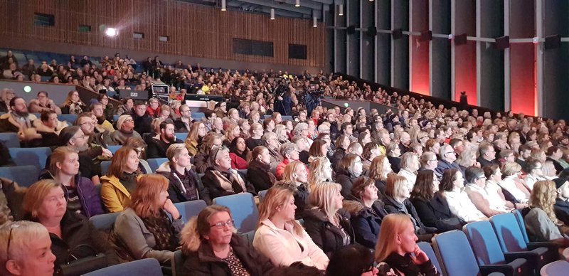 Fjölmenni er á baráttufundinum í Háskólabíói.