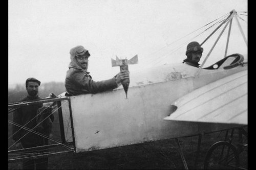 Búlgarskir hermenn búa sig undir að varpa sprengjum á Tyrki. Búlgarir voru fyrstir til að beita flugvélum í hernaði. Mynd:Time.com