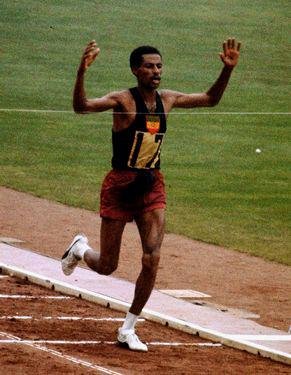 Bikila var farinn að keppa í skóm þegar hann varði titil sinn á ÓL í Tókýó árið 1964.