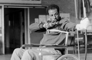 Eftir að hafa lamast í slysi árið 1969 prófaði Bikila sig áfram í ýmsum íþróttum, meðal annars bogfimi.