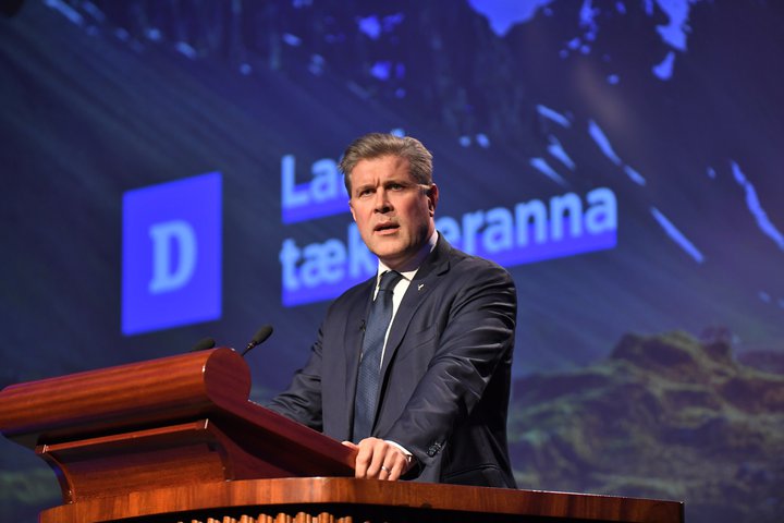 Bjarni Benediktsson, formaður Sjálfstæðisflokksiins og fjármálaráðherra, í púlti á kosningastefnufundi formanna og flokksráðs Sjálfstæðisflokksins.
