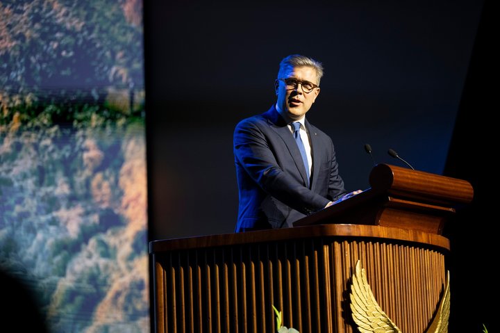 Bjarni Benediktsson er fjármála- og efnahagsráðherra og formaður Sjálfstæðisflokksins. Ráðuneyti hans fer með eignarhluti ríkisins í bönkum og ber ábyrgð á sölu þeirra.