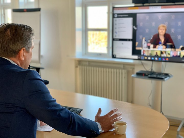 Bjarni Bendiktsson, fjármálaráðherra og formaður Sjálfstæðisflokksins á fjarfundinum sem Erna Solberg, forsætisráðherra Noregs, stýrði.