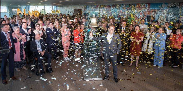 Þrjú félög voru skráð á markað í sumar. Þeirra stærst er Alvotech, sem var skráð á First North markaðinn í júní. Hér sést Róbert Wessman, stofnandi og stjórnarformaður félagsins, hringja inn fyrstu viðskipti með bréfin.