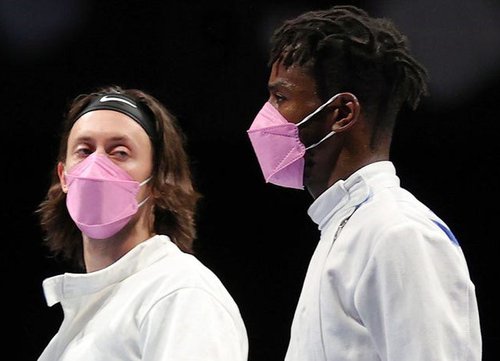 Með bleikar andlitsgrímur.