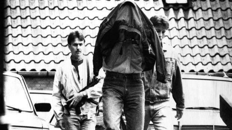 Einn ræninginn úr Blekingegade-genginu leiddur fyrir dómara í fylgd lögreglunnar. Skjáskot/DR.dk