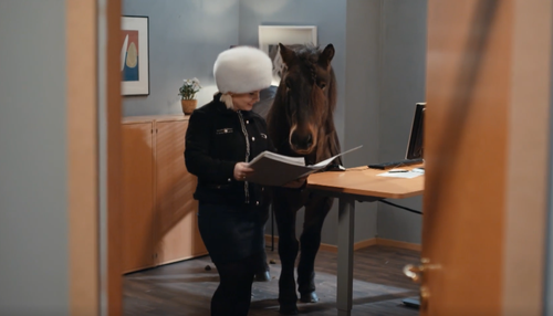 Málið var tekið fyrir í grínatriði í Áramótaskaupinu 2021. Skjáskot úr Áramótaskaupinu.