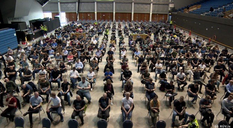 Frá fjöldabólusetningu í Laugardalshöll. Skjáskot: RÚV