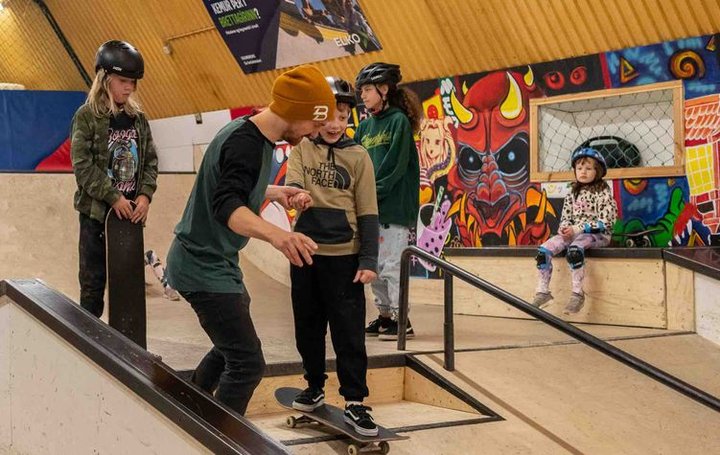 Eiki Helgason með ungum notendum Braggaparksins.