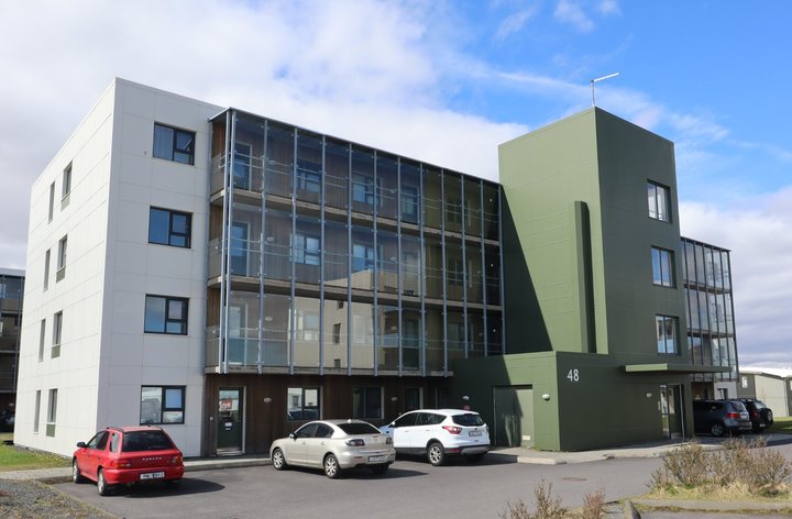 Á meðal eigna Bríetar er þetta fjölbýlishús á Selfossi.