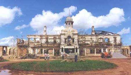 Höll konungs Búganda var allt að því ónýt er her Idi Amins yfirgaf hana á áttunda áratug síðustu aldar.