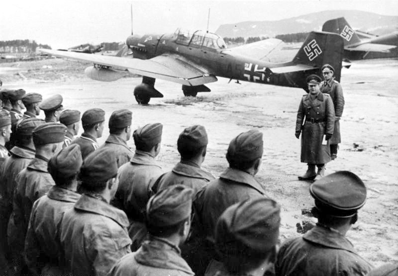 Þýski flugherinn Luftwaffe hæfði fjölmörg skip sem silgdu hlaðin til baka yfir Ermarsundið auk þess sem flugvélarnar létu sprengjum rigna yfir ströndina.