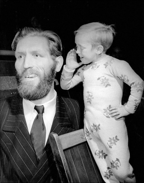 Jóhann risi bregður á leik með ungum dreng.