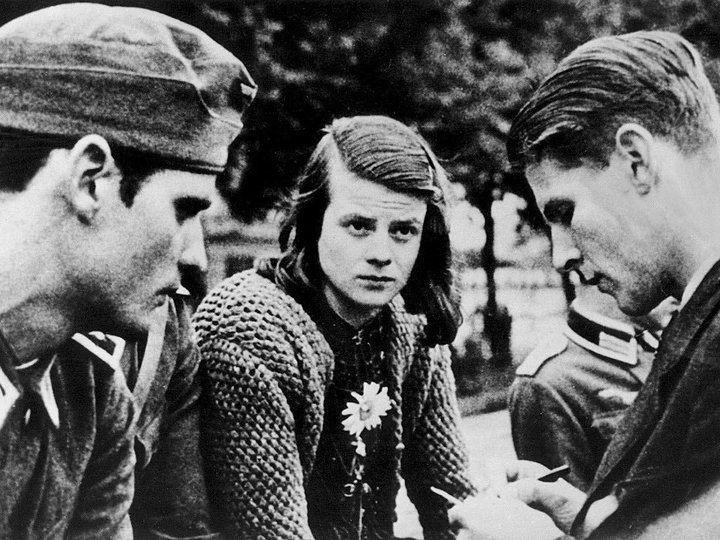 Hans og Sophie Scholl ásamt Christopher Probst. Þau voru meðlimir andófshópsins Hvítu rósarinnar á tímum nasistastjórnarinnar í Þýskalandi. Þau handtekin á þessum degi fyrir 74 árum og tekin af lífi fjórum dögum síðar.