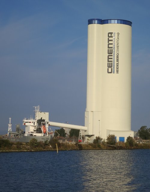 Síló Heidelberg Materials við verksmiðjuna í Malmö í Svíþjóð. Mynd: Wikipedia