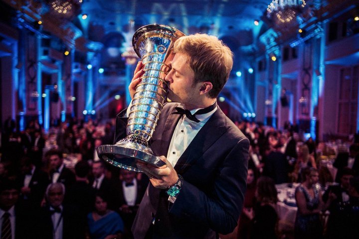 Nico Rosberg fagnaði heimsmeistaratitlinum á verðlaunaafhendingu FIA í Vín í gær.