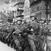 Þýskir hermenn marsera í Bergen.