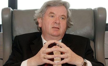 Davíð Oddsson getur ekki afsalað sér launum sem forseti Íslands. Hann ræður hins vegar hvað hann gerir við launin sín, nái hann kjöri. 