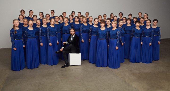 Pigekoret, stúlknakór danska ríkisútvarpsins, með núverandi kórstjóra.