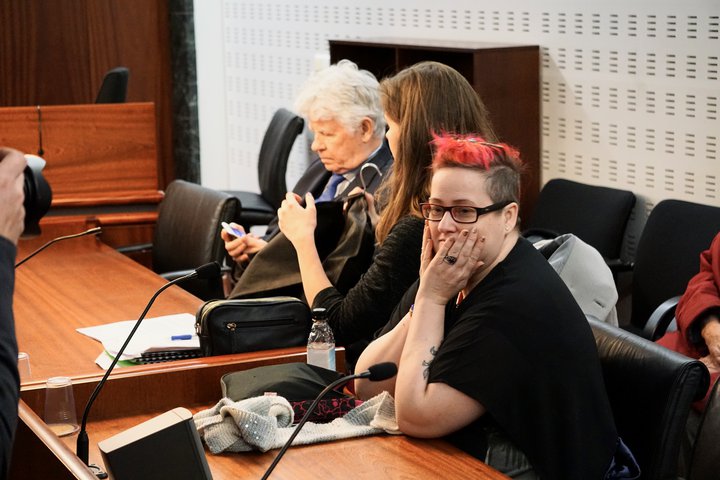 Bára Halldórsdóttir með lögmönnum sínum 17. desember 2018