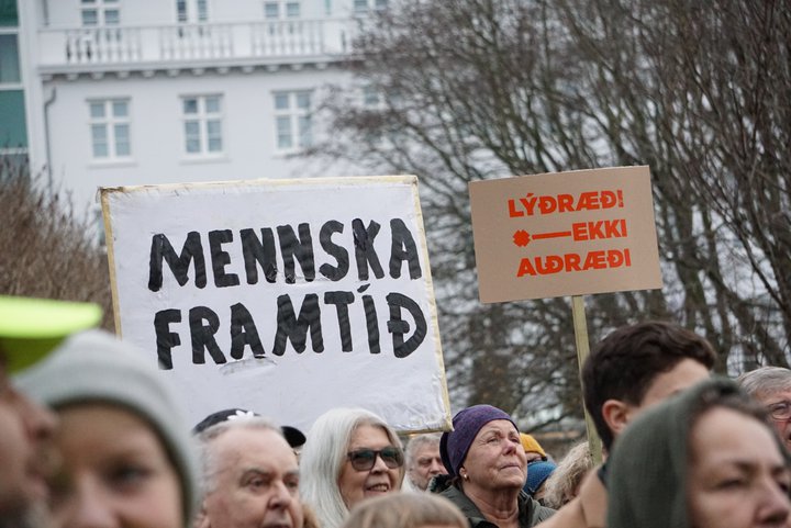 Efnt var til fyrstu mótmæla þann 23. nóvember 2019 eftir að Samherjamálið komst upp.