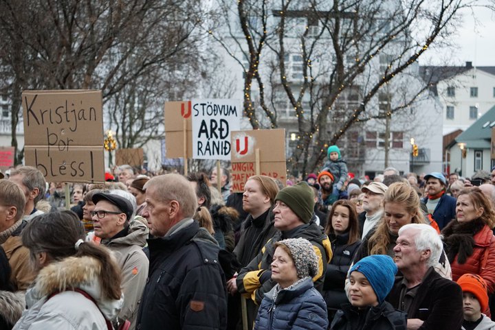 Á meðal þeirra mála þar sem grunur er um spillingu sem ásakanir eru um að teygi sig inn í stjórnsýslu landsins, er Samherjamálið svokallaða. Fjöldi manns mótmælti vegna þess í nóvember 2019.