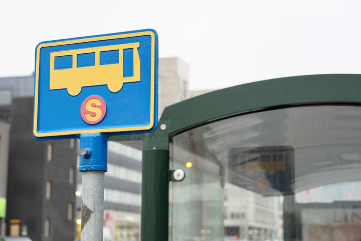 Staða Strætó bs. hefur verið þung í kjölfar heimsfaraldursins, sem dróg verulega úr farþegatekjum. Í ár hafa svo orðið töluverðar hækkanir á olíu, sem stór hluti flotans er enn háður.