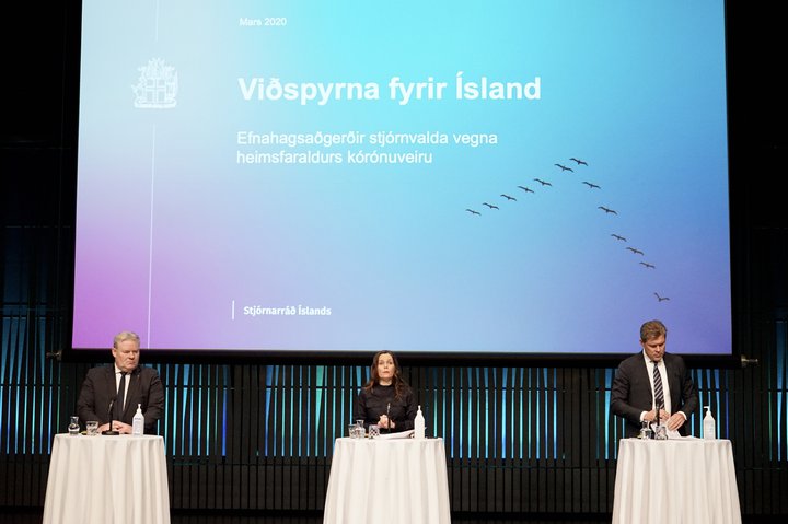 Formenn stjórnarflokkanna kynntu fyrstu efnahagsaðgerðir sínar vegna kórónuveirufaraldursins 21. mars. Umfang aðgerðanna var metið 230 milljarðar króna. Þar af átti frestun á greiðslu opinberra gjalda að bæta lausafjárstöðu fyrirtækja um 75 milljarða.