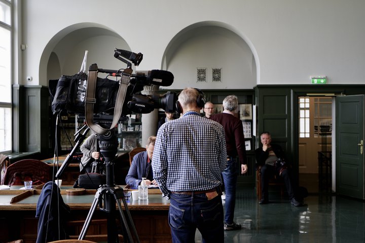 Samhliða því að þeim sem starfa í fjölmiðlum fækkar hefur launasumma geirans dregist verulega saman.