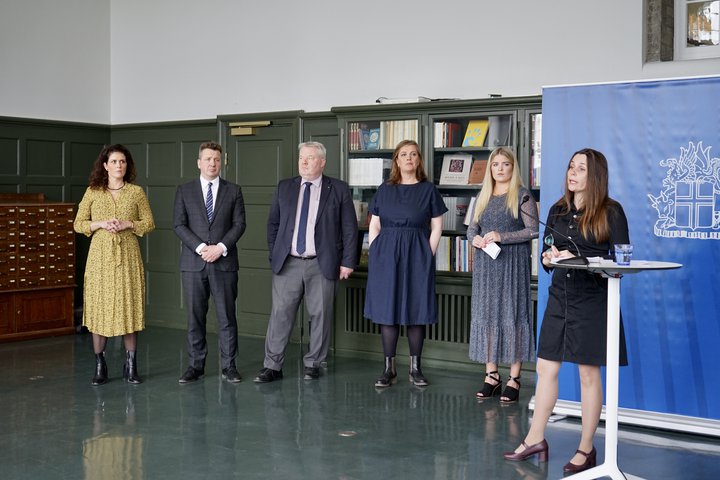 Meiri ánægja mælist störf kvenna en karla í ríkistjórn Íslands í nýrri könnun frá Gallup.