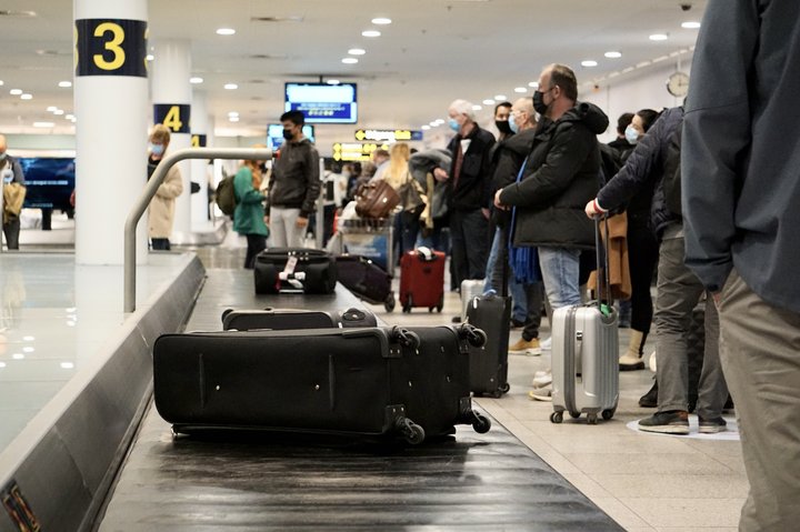 Þeir fjármunir sem Íslendingar hafa flutt erlendis drógust saman á síðasta ári.