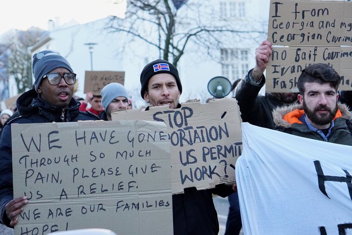 Flóttafólk mótmælti á Austurvelli og bað um áheyrn dómsmálaráðherra.