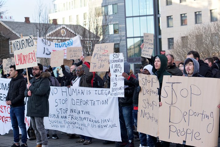Flóttafólk mótmælir í febrúar síðastliðnum.
