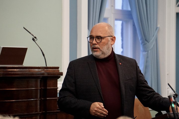 Logi Einarsson, formaður Samfylkingarinnar, er fyrsti flutningsmaður frumvarpsins.