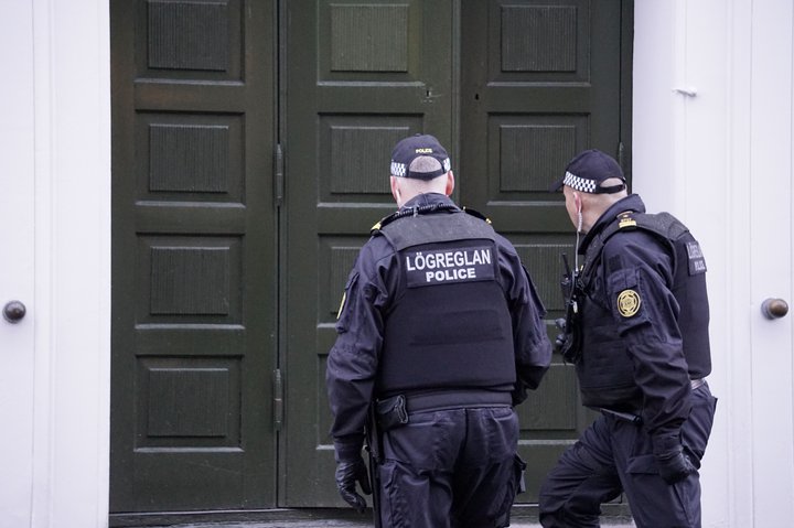 Lögregla hefur leitað Gabríels í rúman sólarhring. Gagnrýni á störf hennar við leitina hefur verið áberandi og hefur ríkislögreglustjóri brugðist við og hvetur til varkárni í samskiptum um málið og önnur mál sem tengjast minnihlutahópum.