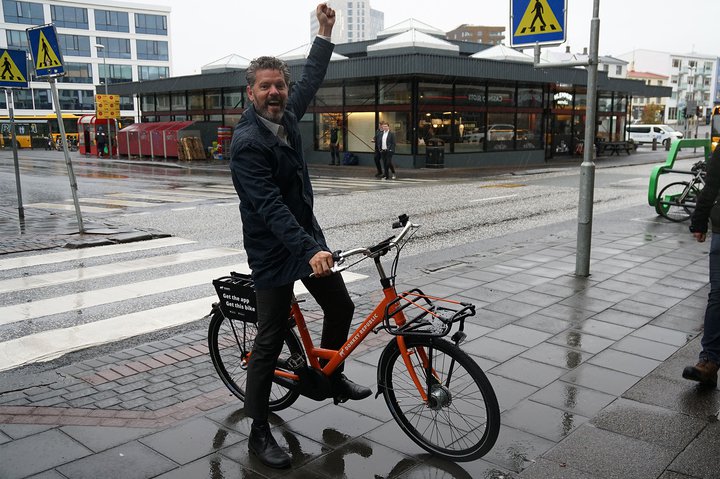 Dagur B. Eggertsson, borgarstjóri, fékk að prófa fyrsta hjólið.
