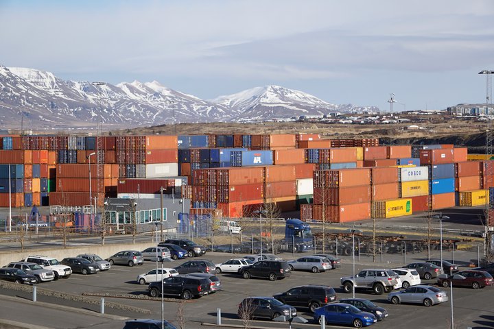 Áhrif flöskuhálsa í alþjóðaflutningum á verðið á innfluttum vörum hafa verið takmörkuð hérlendis.