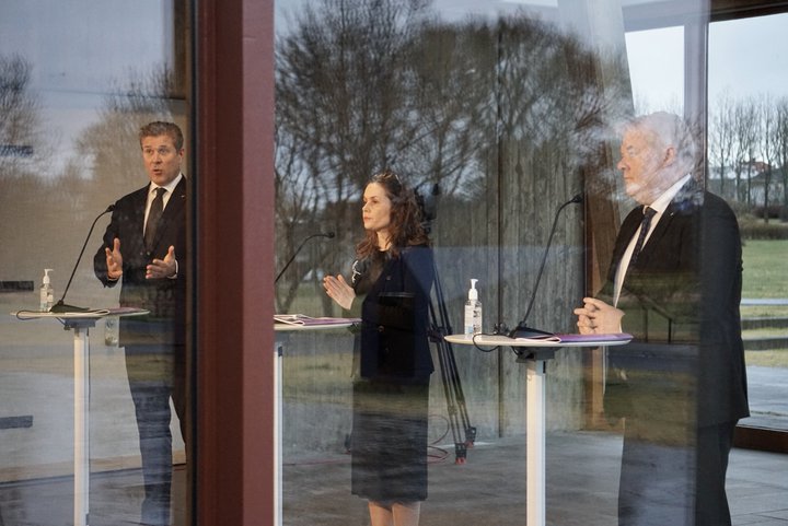 Formenn stjórnarflokkanna þriggja kynntu nýjan stjórnarsáttmála í nóvember 2021.